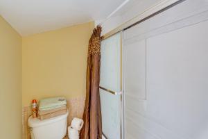 Ένα μπάνιο στο Burbank Home with Yard, Walk to Downtown Shops! +18 φωτογραφίες