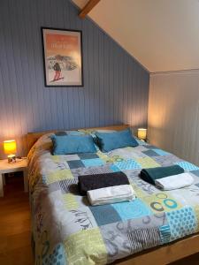 Llit o llits en una habitació de Logement Belle vue, Reposant