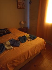 ein Bett mit Kleidung in einem Schlafzimmer in der Unterkunft clara mar in Santa Clara del Mar