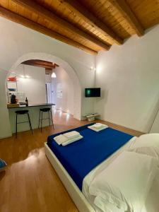 TV a/nebo společenská místnost v ubytování Il Cortiletto di Ortigia