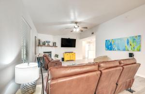Una televisión o centro de entretenimiento en Heated Pool and 4-in-1 Grill Spring Hill Haven!