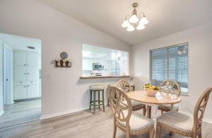 Una cocina o zona de cocina en Heated Pool and 4-in-1 Grill Spring Hill Haven!