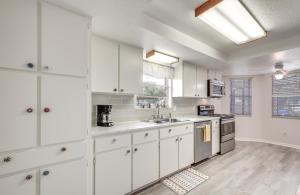 Una cocina o zona de cocina en Heated Pool and 4-in-1 Grill Spring Hill Haven!
