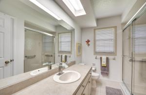 Un baño de Heated Pool and 4-in-1 Grill Spring Hill Haven!