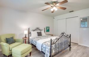 Cama o camas de una habitación en Heated Pool and 4-in-1 Grill Spring Hill Haven!