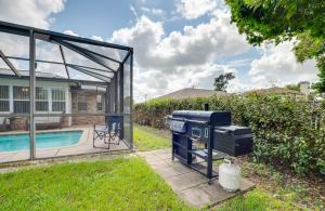 Piscina en o cerca de Heated Pool and 4-in-1 Grill Spring Hill Haven!
