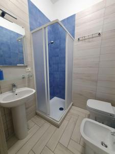 Koupelna v ubytování Alloggio Azzurro a pochi passi dal mare