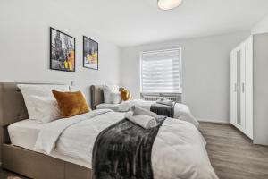 ホンブルクにあるModern Family & Business Apartment in Homburg - nahe Uniklinik - ruhig gelegen - 3 SZ - bis zu 6 Pers - Balkon - Badewanne - WLAN 250 Mb - Parkplätze - Self-Check-inの白い壁のベッドルーム1室(ベッド2台付)