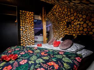 een slaapkamer met een bed met kussens erop bij Neon Jacuzzi Centrum Rynek in Kielce