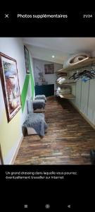 Friville-EscarbotinにあるAppartement spacieuxの床に2脚の椅子が置かれた部屋の写真 +5枚の写真