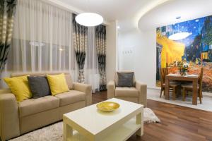 a living room with a couch and a table at VIP Apartamenty Gorące Źródła in Zakopane