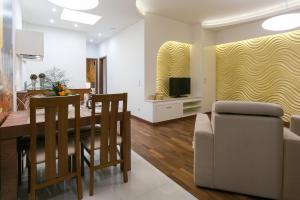 Televízia a/alebo spoločenská miestnosť v ubytovaní VIP Apartamenty Gorące Źródła