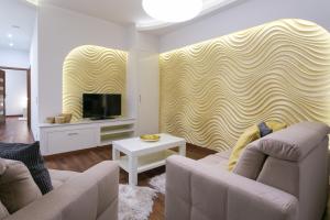 Televízia a/alebo spoločenská miestnosť v ubytovaní VIP Apartamenty Gorące Źródła