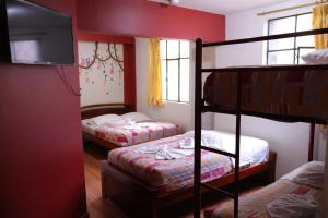Rúm í herbergi á Andes Hostal