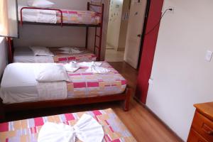 Rúm í herbergi á Andes Hostal