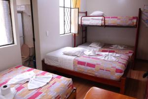 Rúm í herbergi á Andes Hostal