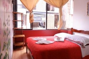 Rúm í herbergi á Andes Hostal