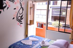 Rúm í herbergi á Andes Hostal