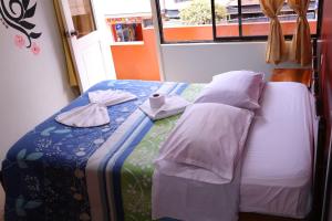 Rúm í herbergi á Andes Hostal