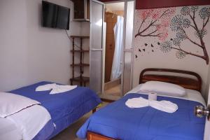 Rúm í herbergi á Andes Hostal
