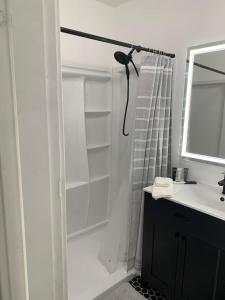 Un baño de Modern Charm at The George 304