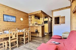 Kuchyňa alebo kuchynka v ubytovaní Résidence Le Bec Rouge - Appartement de charme 3 pièces 8 personnes à Tignes ski aux pieds et proche des commerces dans le quartier du Lac MAE-1993