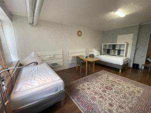 een hotelkamer met 2 bedden en een tafel en een tafel bij Hami Home Hamburg in Hamburg