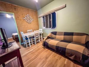 a bedroom with a bed and a table and chairs at R6 · Uma obra de arte na sua praia in Guarujá