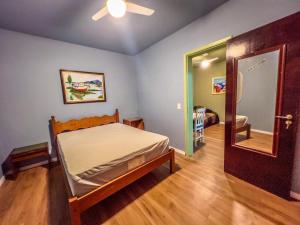 a bedroom with a bed and a mirror at R6 · Uma obra de arte na sua praia in Guarujá