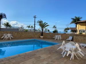 Bazén v ubytování Sol e Mar apto perto da praiapiscina e varanda Massaguaçu nebo v jeho okolí