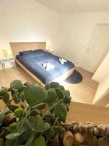 een slaapkamer met een bed en een potplant bij Le Loft d'Azur - Cozy - Netflix in Fontainebleau +15 foto's