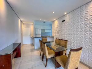 a kitchen and dining room with a table and chairs at R7 Conforto total com piscina in Guarujá
