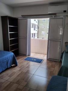 En eller flere senge i et værelse på Apartamento Santos Avenida Praia