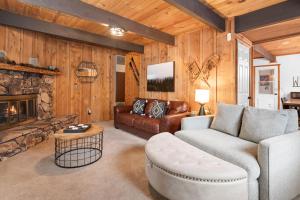 a living room with a couch and a fireplace at Green Leaf Lodge - Classic mountain Gambrel cabin with Hot Tub! in Sugarloaf