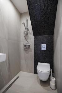 a bathroom with a white toilet and a sink at Nowoczesny przytulny apartament in Banino