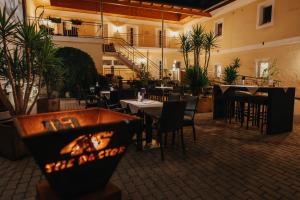 Reštaurácia alebo iné gastronomické zariadenie v ubytovaní Hotel Leo