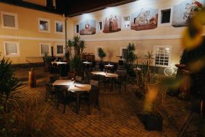 Reštaurácia alebo iné gastronomické zariadenie v ubytovaní Hotel Leo