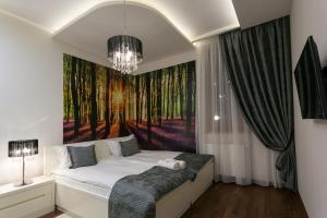 sypialnia z łóżkiem z obrazem na ścianie w obiekcie VIP Apartamenty Gorące Źródła w Zakopanem