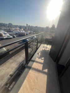 een balkon met uitzicht op een parkeerplaats bij B&B la vigna in Catania +31 foto's