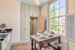 Η κουζίνα ή μικρή κουζίνα στο Comfortable Home Near Norwich Castle W Workspace