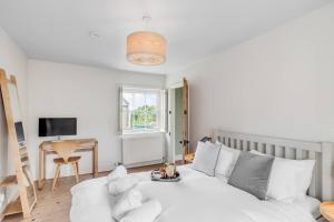 Μια τηλεόραση ή/και κέντρο ψυχαγωγίας στο Comfortable Home Near Norwich Castle W Workspace