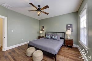 una camera da letto con un letto e un ventilatore a soffitto di Urban Retreat in Historic Memphis a Memphis