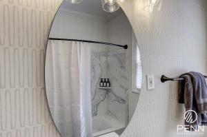 specchio in bagno con doccia di Urban Retreat in Historic Memphis a Memphis