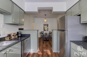 una cucina con frigorifero in acciaio inox e tavolo di Urban Retreat in Historic Memphis a Memphis