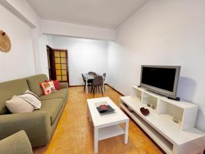Μια τηλεόραση ή/και κέντρο ψυχαγωγίας στο 3 Room Apartment S Jõao Caparica