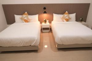 Hotel H4客房内的一张或多张床位