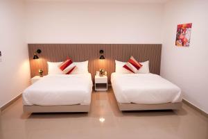 El ParaísoHotel H4的酒店房间里有两张床 sidx sidx sidx