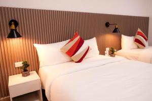 El ParaísoHotel H4的一间有两张床和两盏灯的酒店房间