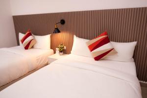Hotel H4客房内的一张或多张床位