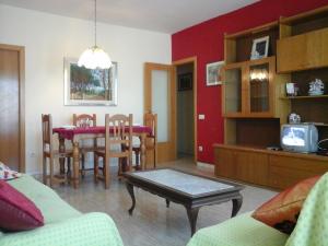 uma sala de estar com uma mesa e uma sala de jantar em Apartament Fira em L'Hospitalet de Llobregat